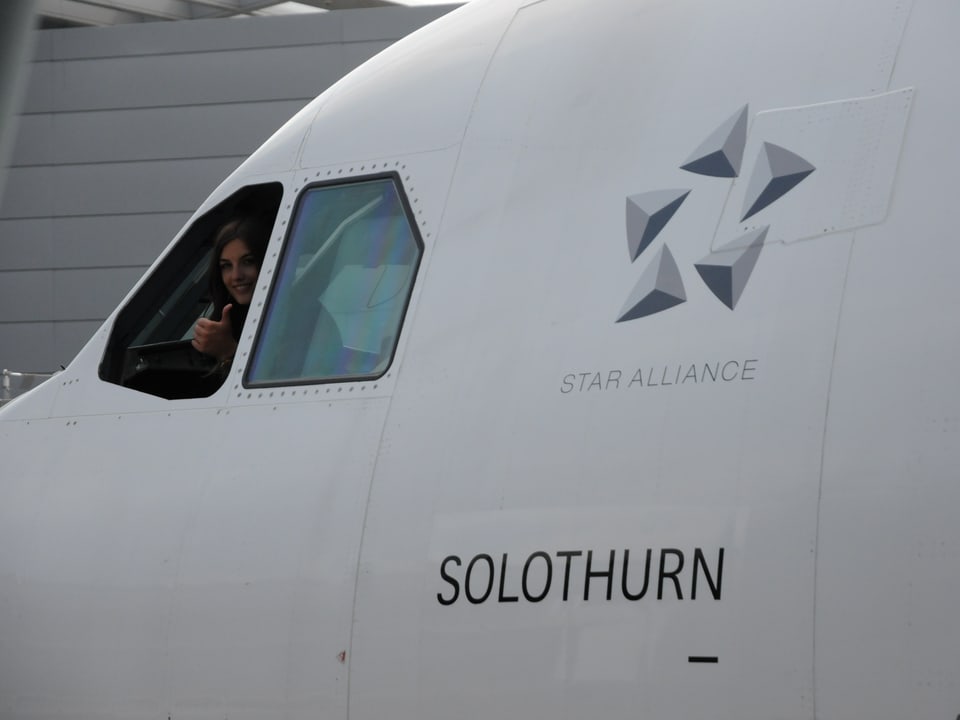 Model Ronja Furrer schaut aus dem Cockpit-Fenster der «Solothurn».