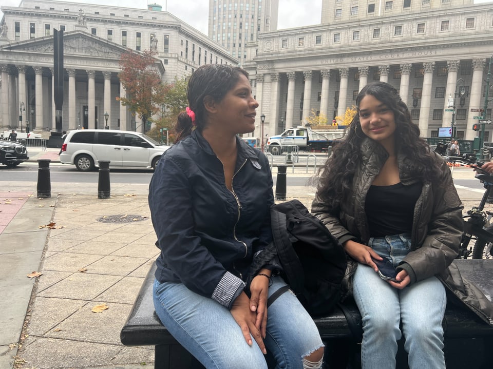 Darmelis und ihre Tochter sitzen auf einer Parkbank in New York.