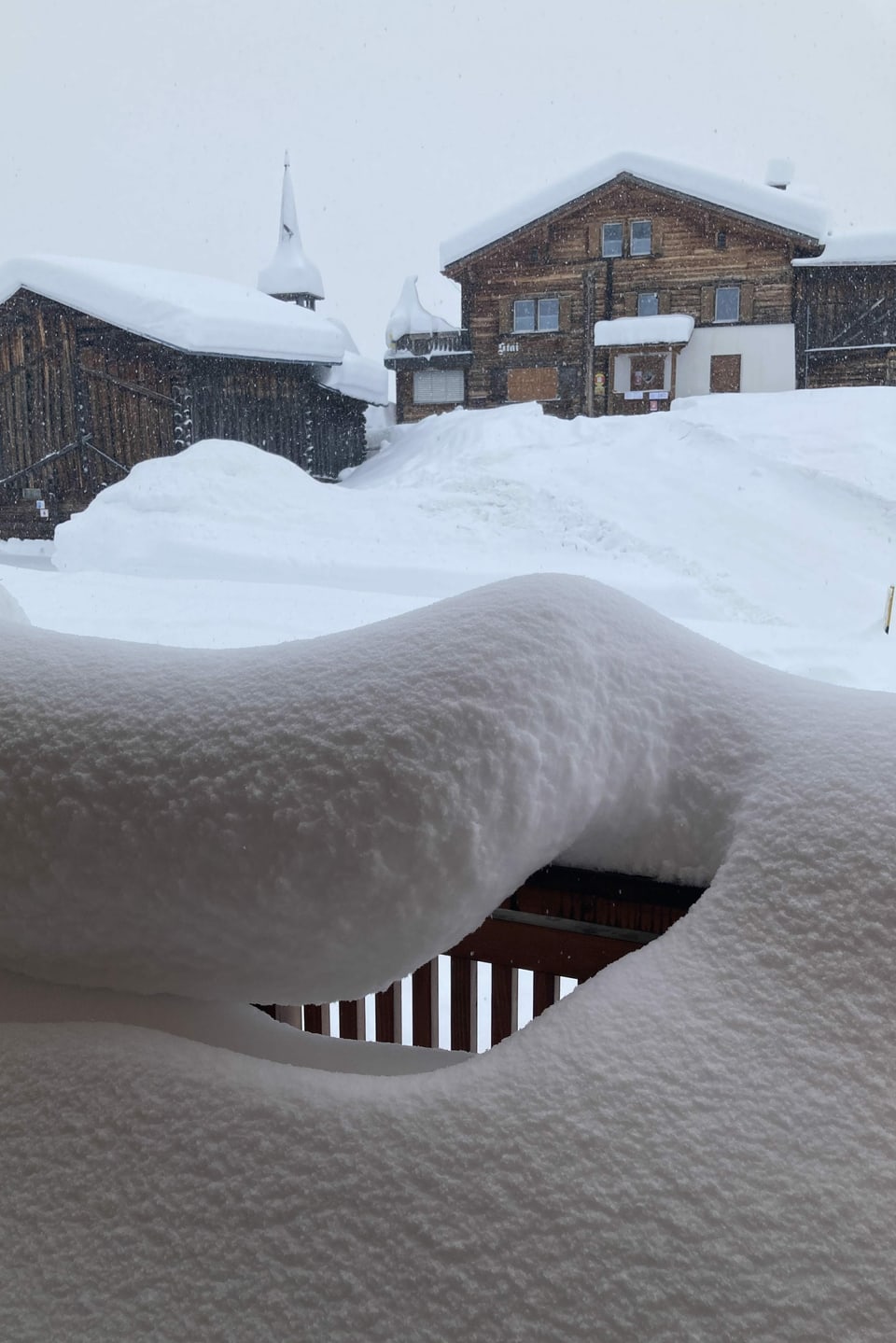 Verschneites Dorf mit ca 1 m Neuschnee