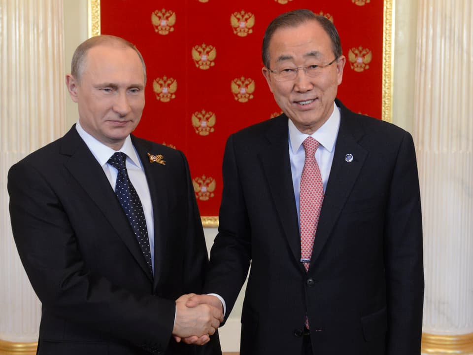 UNO-Generalsekretär Ban Ki Moon und der russische Präsident Wladimir Putin schütteln sich die Hand.