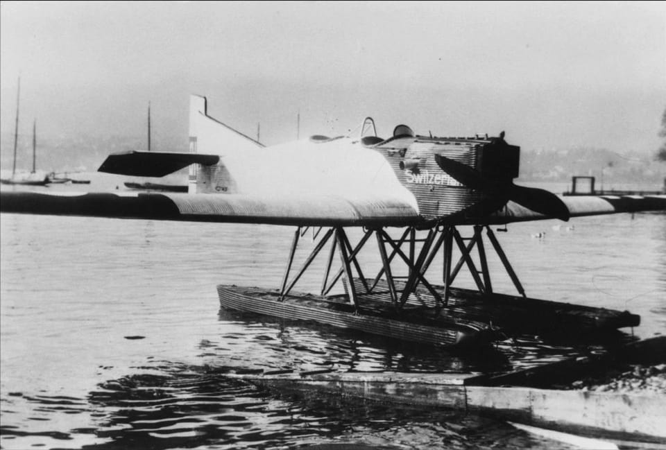 Eine F 13 als Wasserflugzeug auf dem Zürichsee.