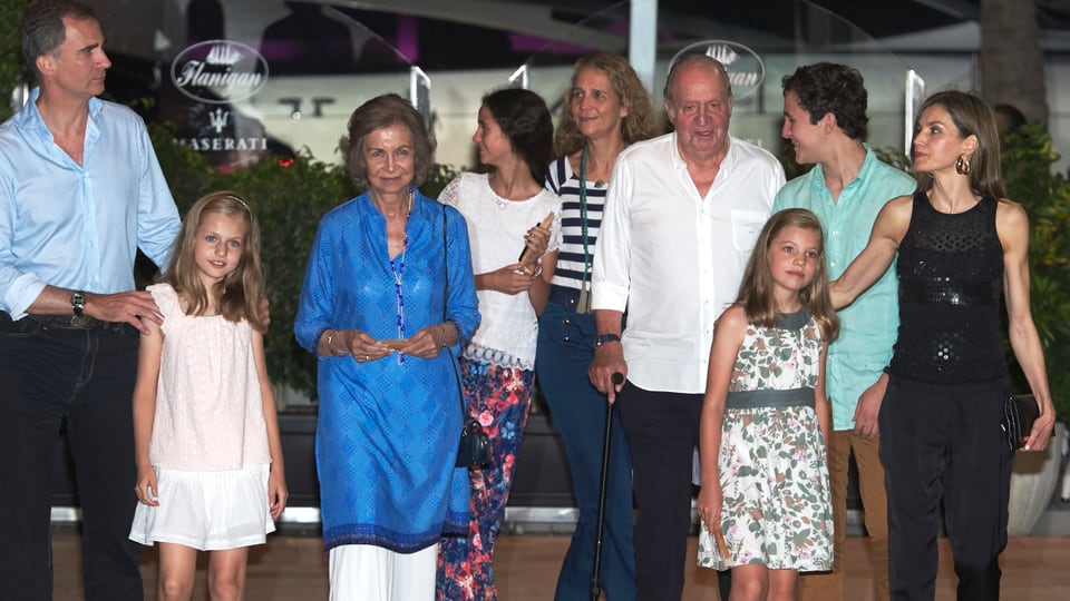 Die komplette Königsfamilie steht vor einem Restaurant in Mallorca.