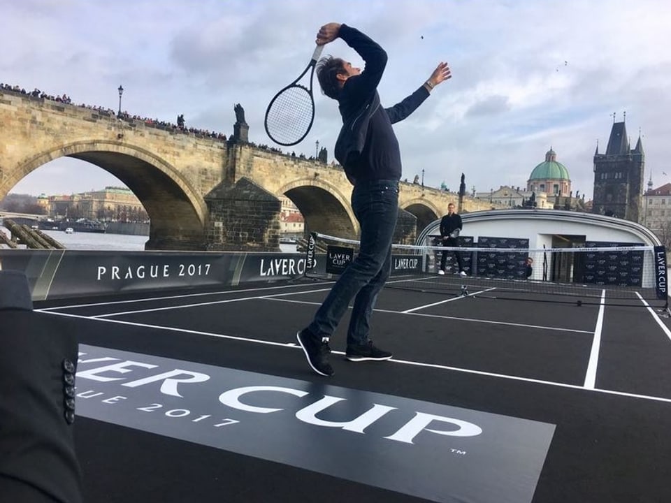 Roger Federer schlägt auf dem Moldau-Schiff einen Service.