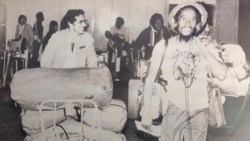 Roger Schawinski mit dem Gepäck von Bob Marley.