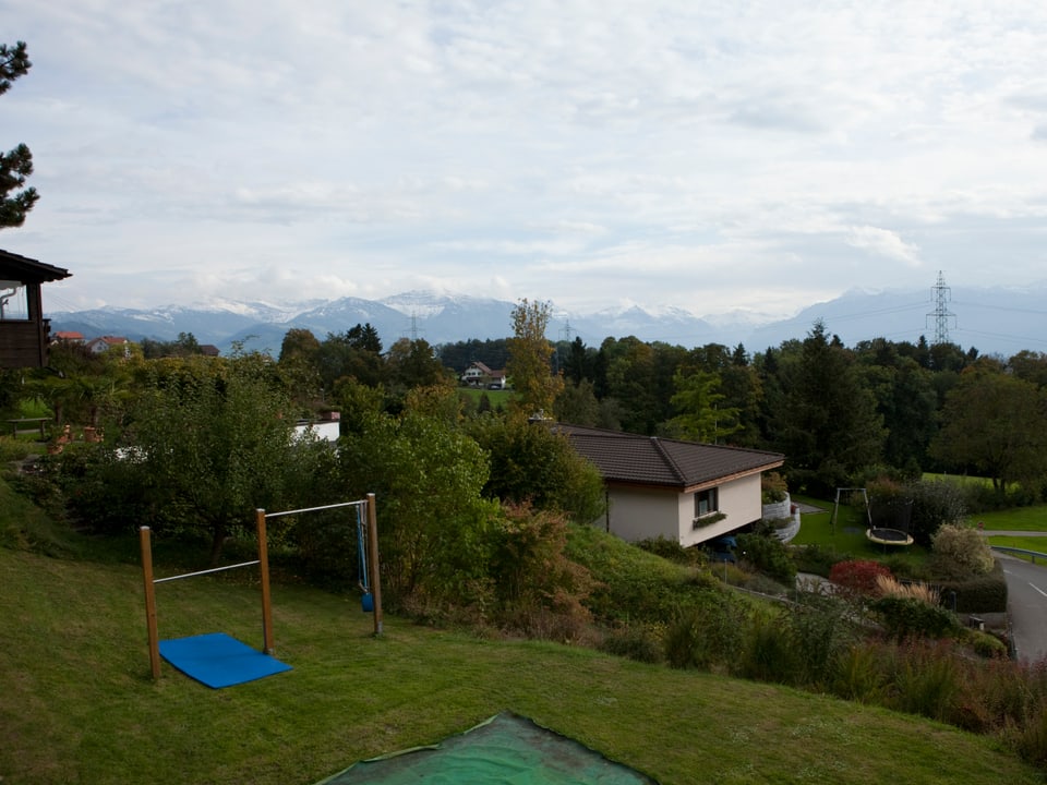 Panoramablick von der Terrasse. Zu sehen sind die Berge und ein Strommast.