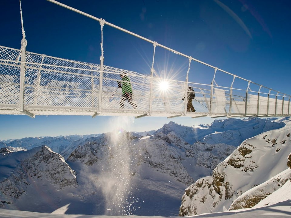  Der Blick vom Titlis Cliff Walk, der höchst gelegenen Hägebrücke Europas, reicht 500 Meter in die Tiefe.