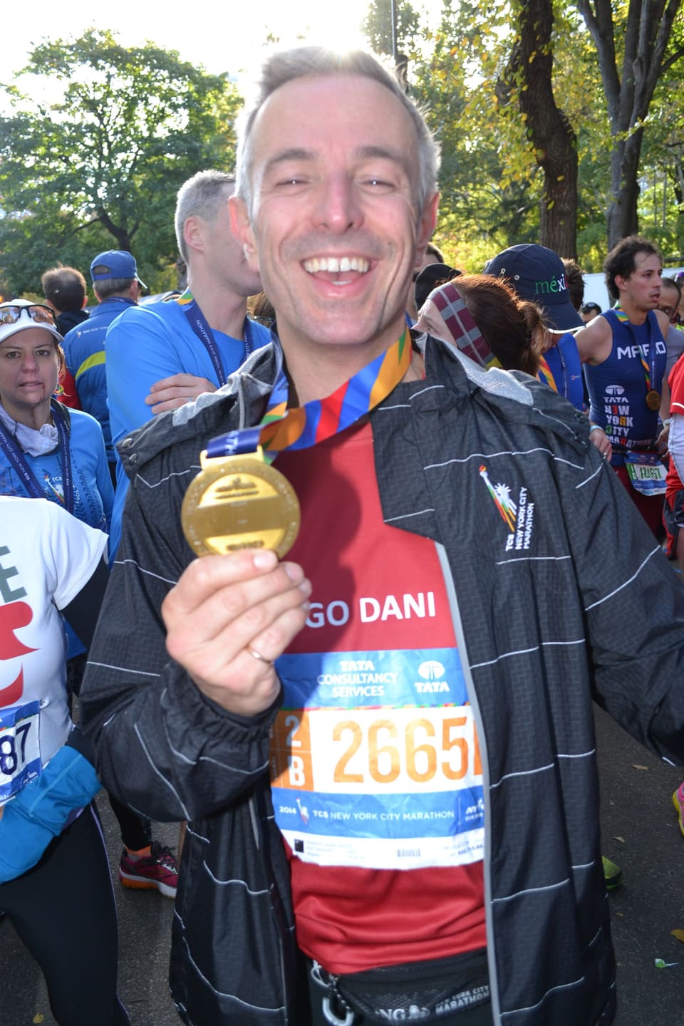 Moderator Dani Fohrler, lachend, mit einer goldenen Medaille um den Hals.