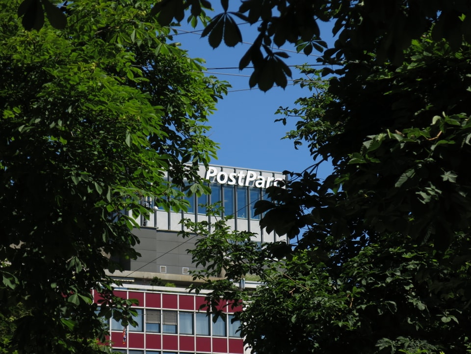 Der Postparc-Schriftzug auf einem Gebäude. 