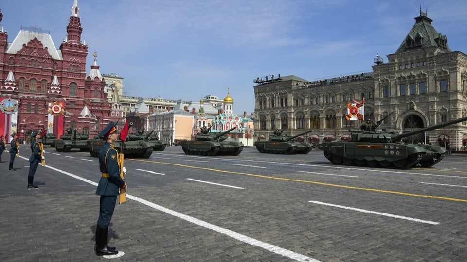 Panzer und salutierende Soldaten auf dem roten Platz