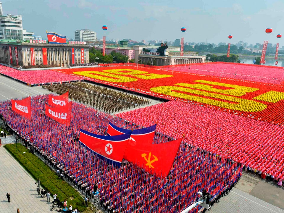 Unzählige Nordkoreaner huldigen dem Führer.