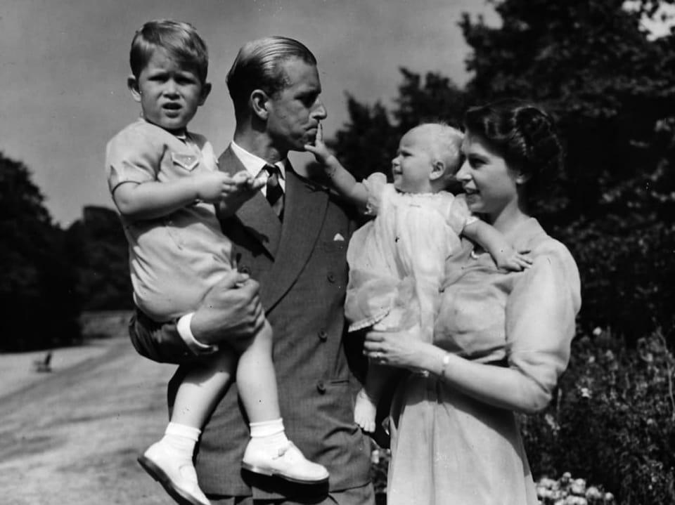Charles (l.) mit seinen Eltern Elizabeth und Philip und seiner Schwester Anne.