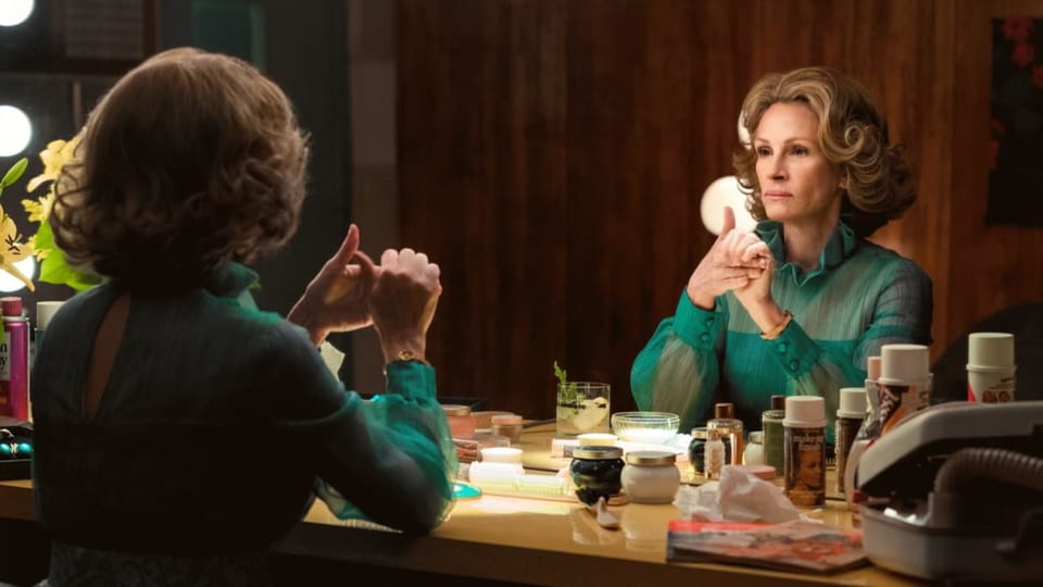 Filmszene: Eine Frau schaut sich selbst ernst im Spiegel an.