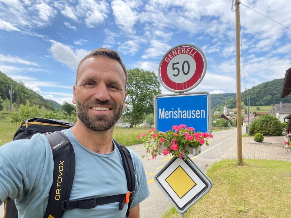 Matthias Rusch vor dem Ortsschild von Merishausen.