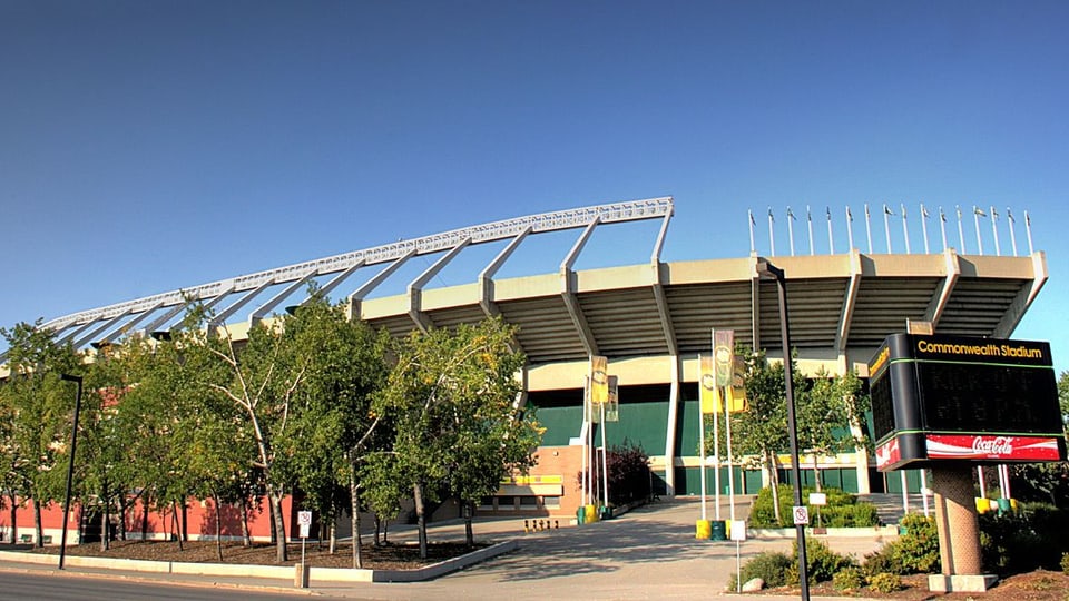 Das Commonwealth Stadium in Edmonton von aussen.