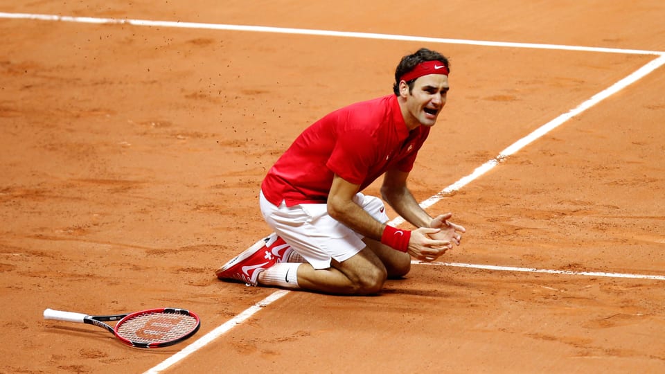 Roger Federer kniend überwältigt vom Triumph.
