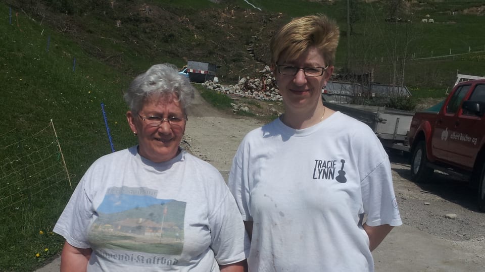 Ursula Britschgi und ihre Tochter, im Hintergrund sieht man den Erdrutsch.
