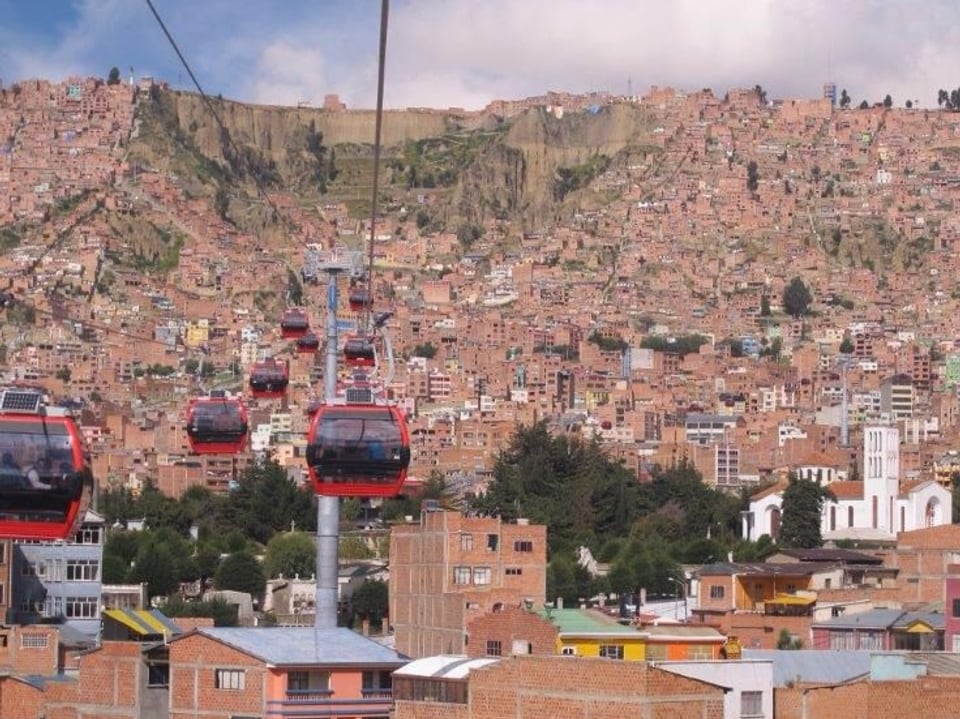 Bild der roten Gondeln die über der Stadt La Paz schweben.