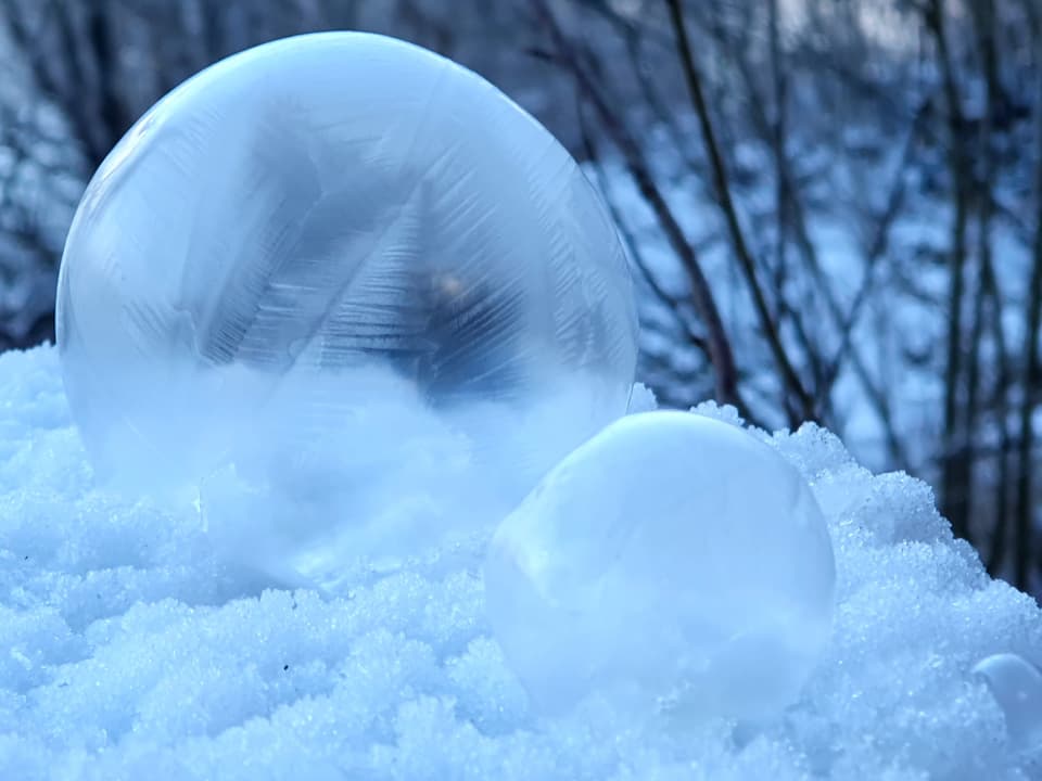Die Seifenblasen gefrieren bei diesen tiefen Temperaturen sehr schnell.