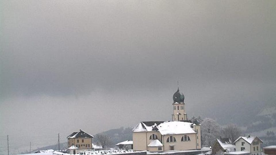 Blick auf die verschneite Kirche von Seelisberg