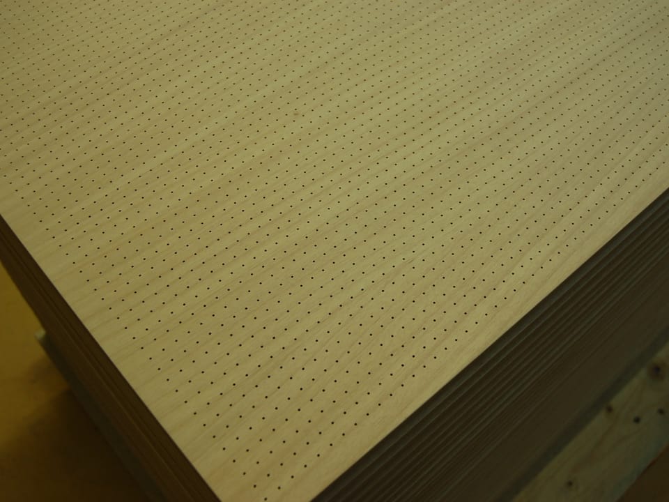 Ein Stapel Holzplatten mit feiner Locherung.