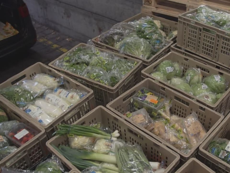 Viele Lebensmittel wie Gemüse liegen in Schachteln.