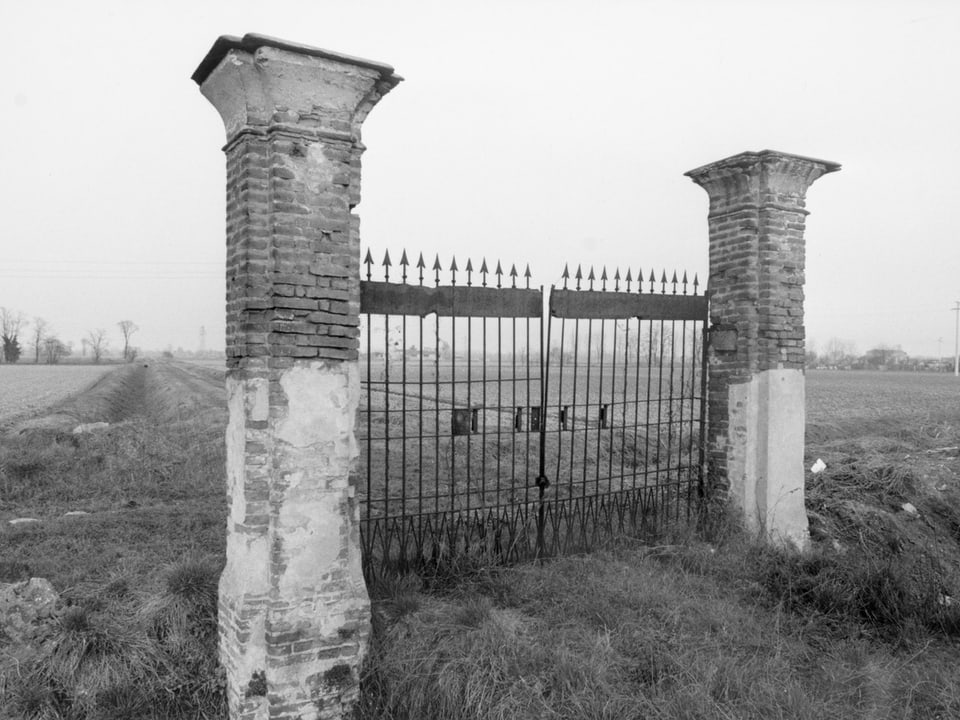 Ein Tor auf einem unbewohnten Landstück.