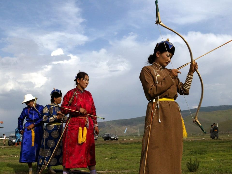 Mongolinnen mit Pfeil und Bogen.