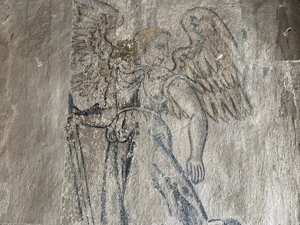 Wandmalerei zeigt Mann mit Engelsflügel. Es ist Erzengel Michael.