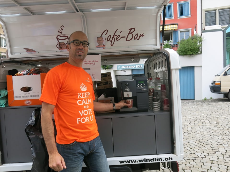 Die CVP versorgt die Zuger Wähler mit Kaffee und Gipfeli auf dem Landsgemeindeplatz. 
