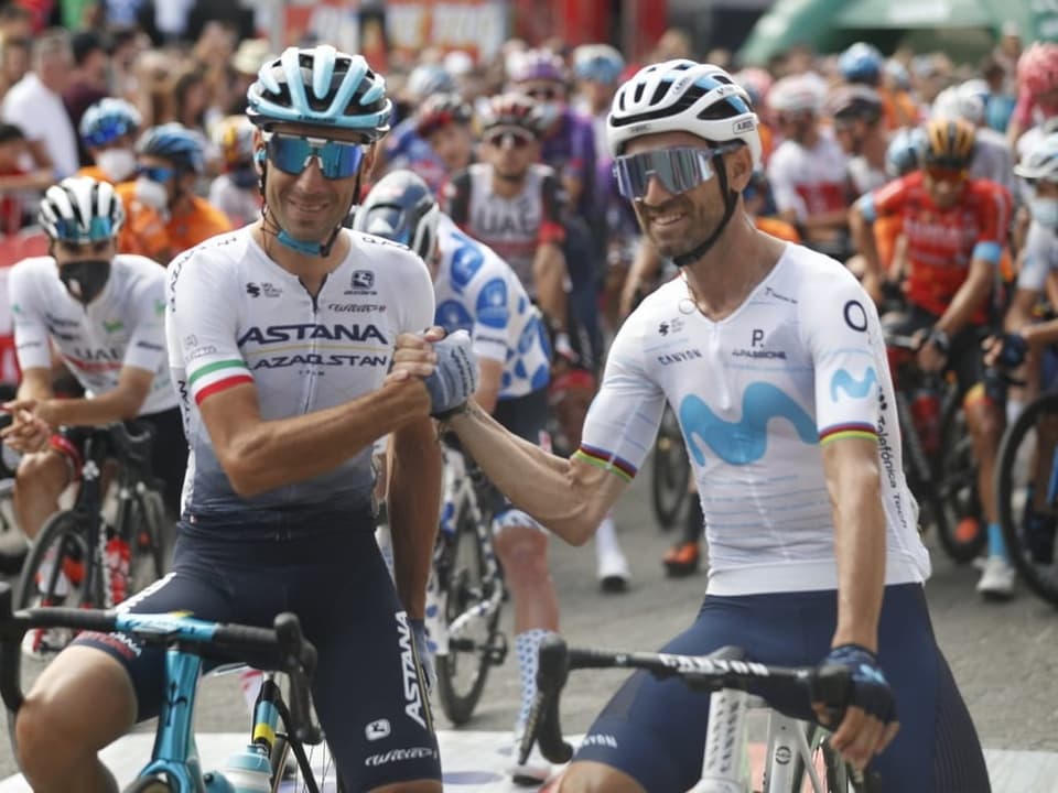 Gehörten zu den prägendsten Radsport-Figuren ihrer Generation Vincenzo Nibali (l.) und Alejandro Valverde schütteln Hände