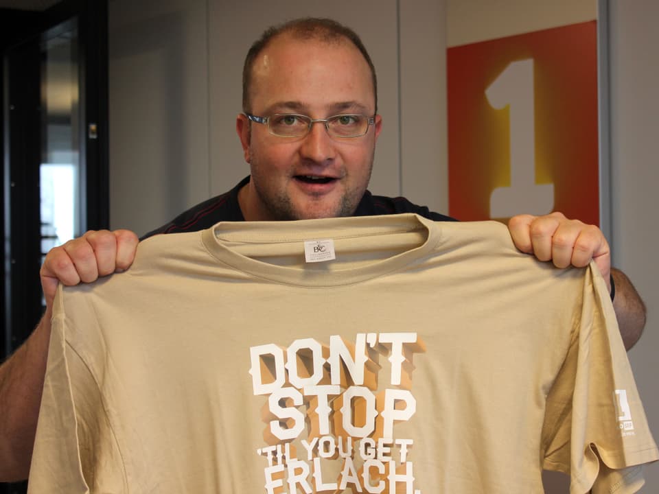 Michael Brunner mit T-Shirt «Don't Stop 'til You Get Erlach».