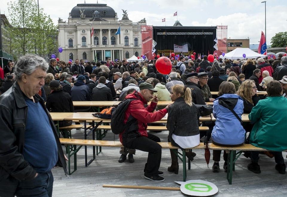 Auf dem Sechseläutenplatz versammelten sich vor der Corona-Pandemie tausende Leute am 1. Mai.
