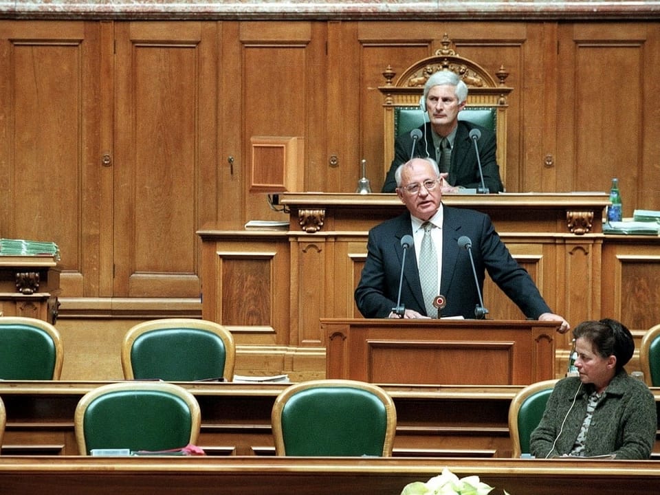 Gorbatschow steht im Nationalratssaal auf dem Podium und hält seine Rede.