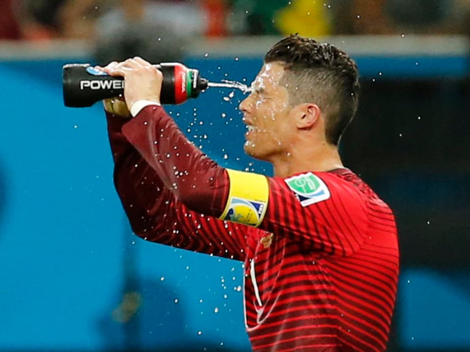 Cristiano Ronaldo bespritzt sich mit Wasser