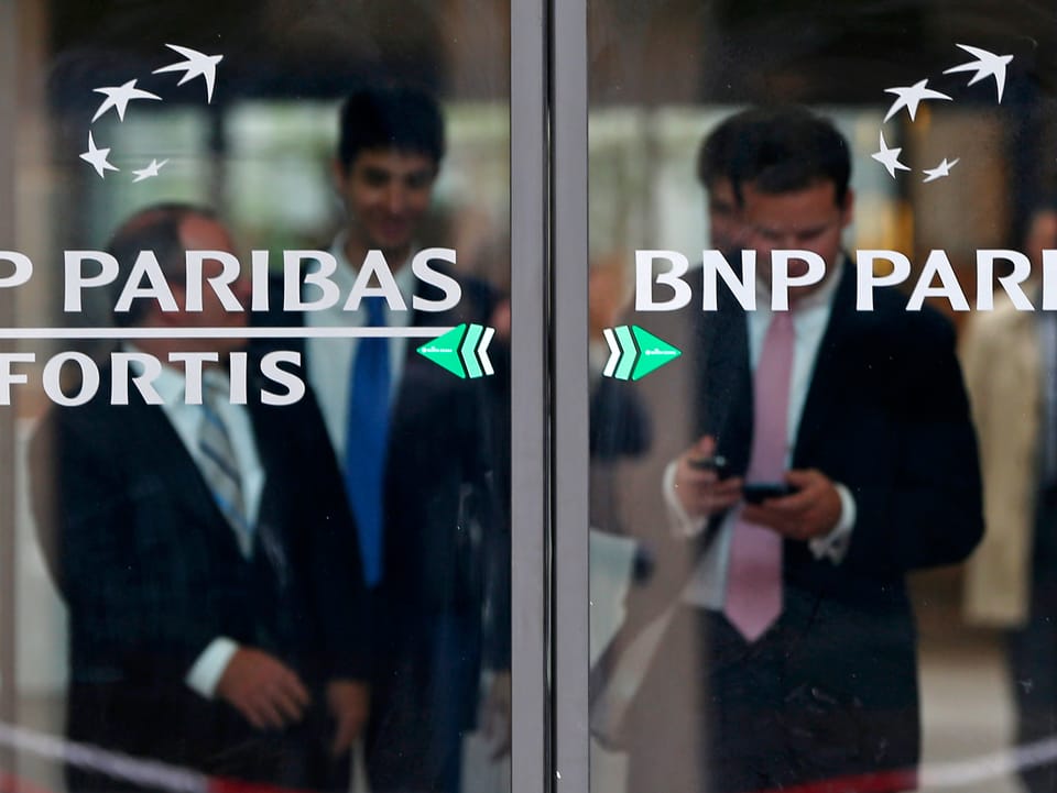Schiebetür der Bank BNP Paribas.