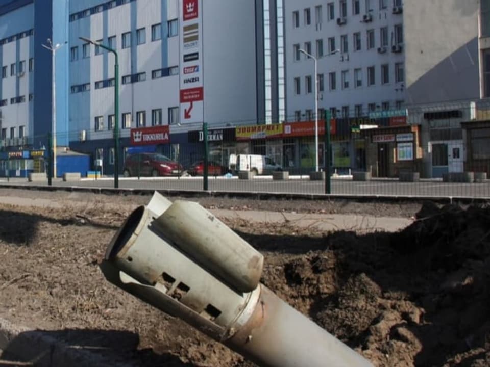 Eine Rakete an einem Strassenrand in Charkiw.