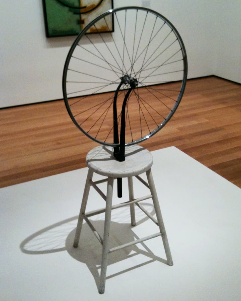 Speichenrad, das auf einen Hocker montiert ist. 