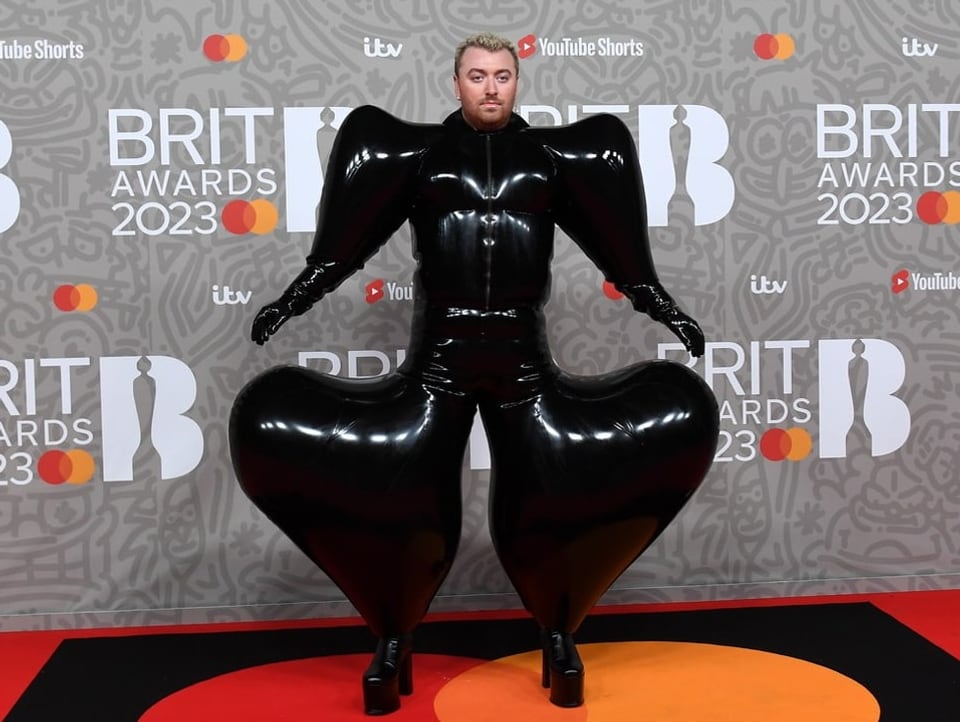 Sam Smith posiert an der Fotowand der BRIT Awards.
