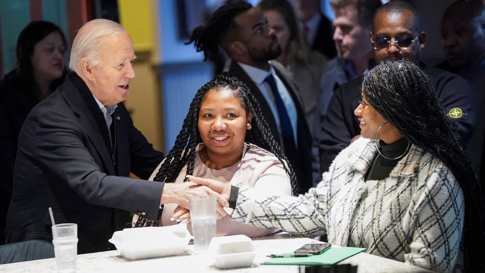 US-Präsident Joe Biden begrüsst Gäste in einem Restaurant in Detroit.