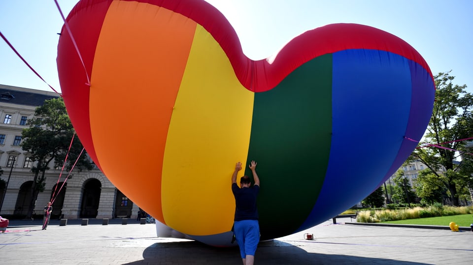 Ein riesen grosses Herz mit Regenbogenfarben vor dem Regierungsgebäude in Budapest