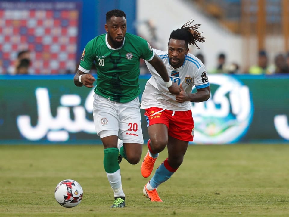 Madagaskar stürmt in den Viertelfinal Romain Metanire eilt Jacques Maghoma davon.