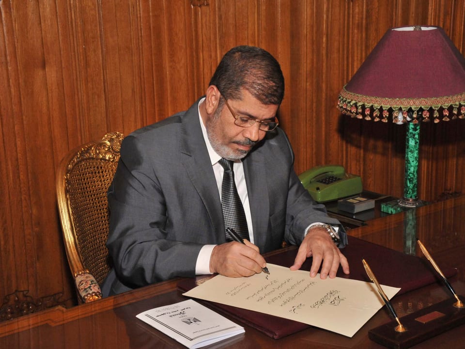 Mohammed Mursi, Dokument unterzeichnend