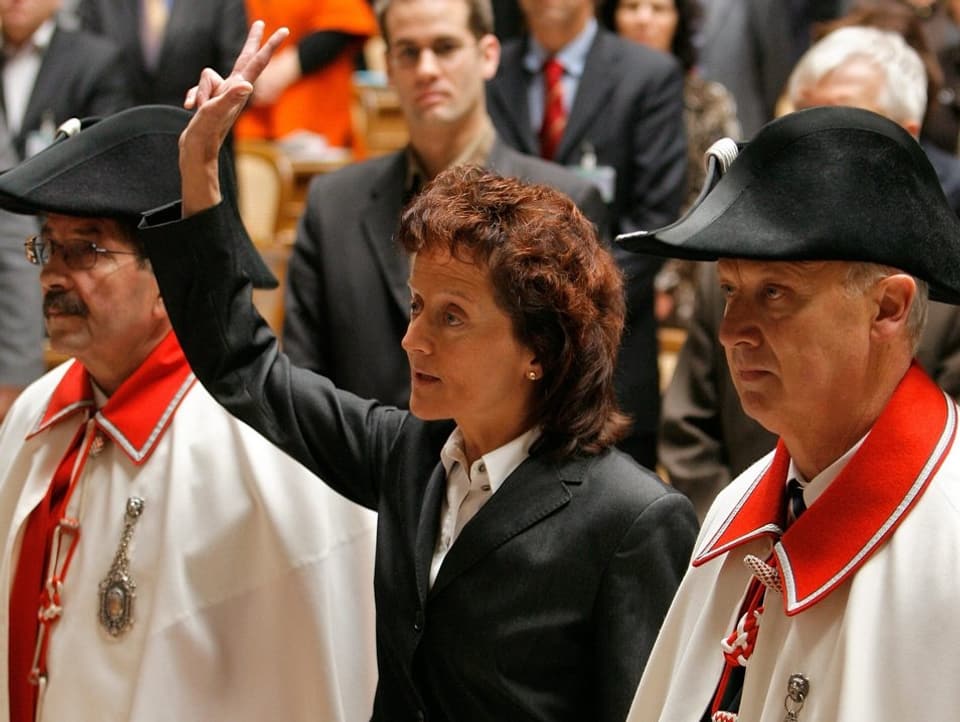 Widmer-Schlumpf legt 2007 den Eid ab, Weibel stehen an ihrer Seite.