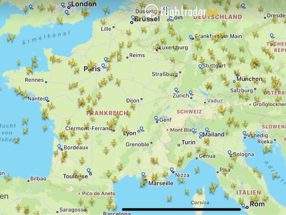 Ein Karte der Flugbewegungen in Europa mit einem leeren Himmel über der Schweiz.