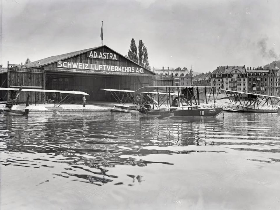 See-Landebahn für Flugzeuge. Mit Flugzeugen im Vordergrund. 