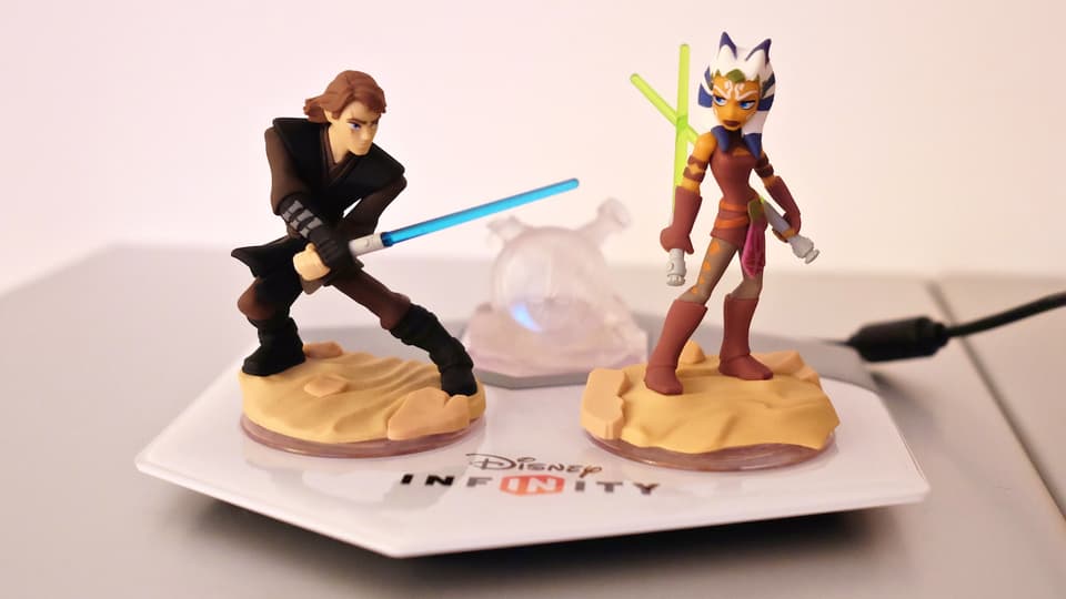Anakin und Ahsoka stehen als Plastik-Figuren auf einem Pad.