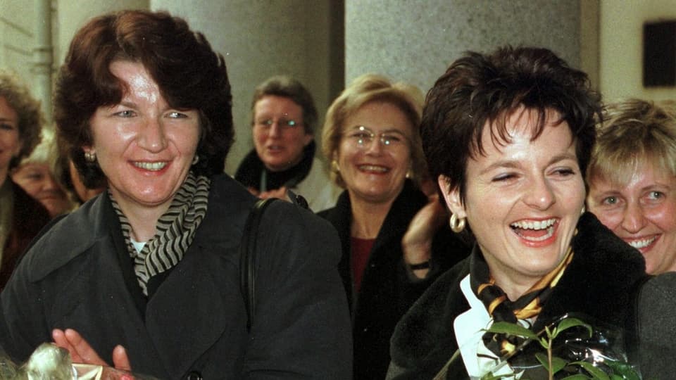 Eine lächelnde Brigitte Hauser steht neben der damaligen Bundesrätin Ruth Metzler.