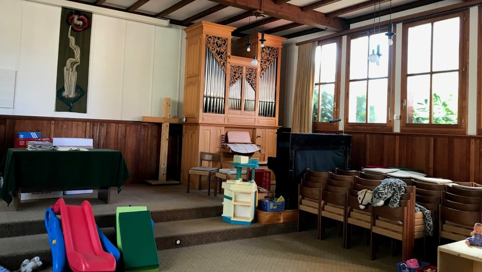 Kirchenraum mit Orgel und Spielsachen. 