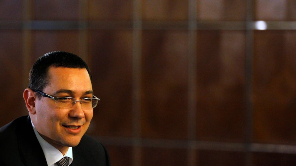 Lächelnder Victor Ponta mit Brille.