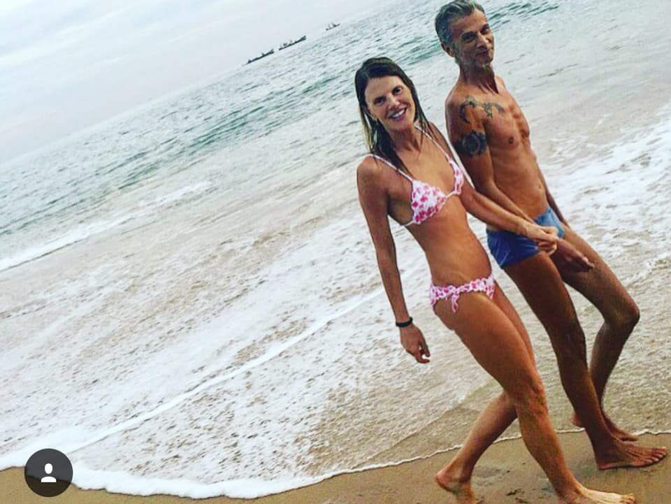 Anna dello Russo mit ihrem Freund am Strand